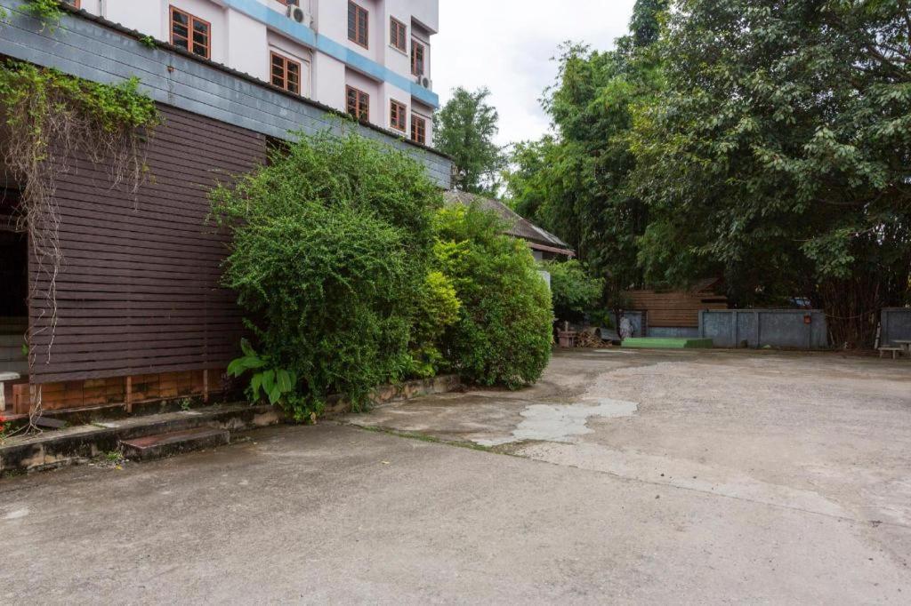 Oyo 75356 Thipsiri Lodge Чиангмай Екстериор снимка